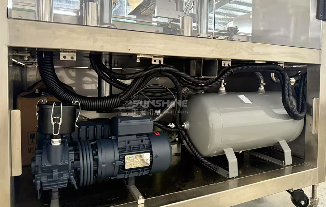 Vacuum pump and air tank